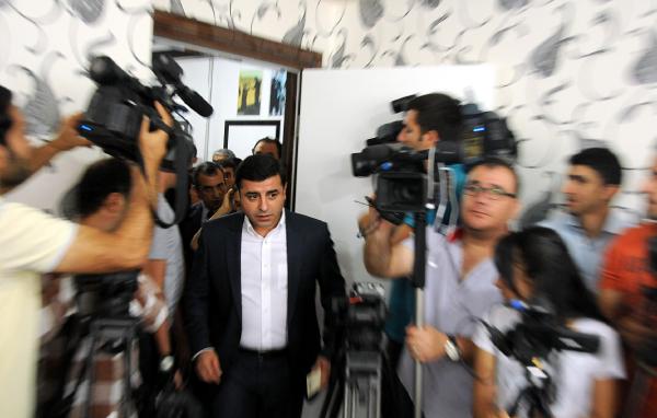 Demirtaş: Halkımız saldırganları anasından doğduğuna pişman etme hakkına sahiptir