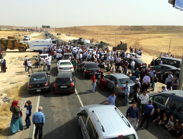 Cizre'ye giden Demirtaş ile bakanların önü Midyat'ta kesildi (1)