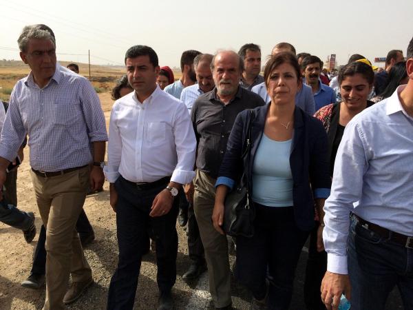 Cizre'ye giden Demirtaş ile bakanların önü Midyat'ta kesildi (2)