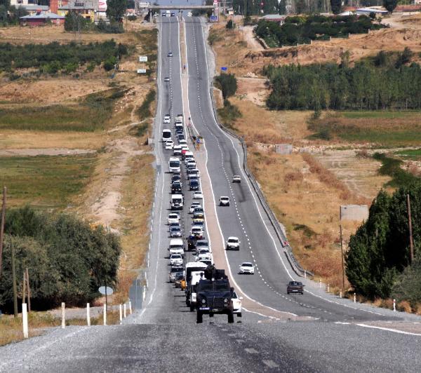 Vanlı şehit Kürtçe ağıtlarla son yolculuğuna uğurlandı