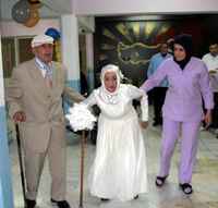 HUZUREVİNDE EVLENDİLER