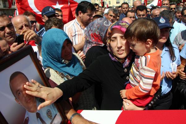 Şehit polisin Yaşar Doğançay'ı ilçede 10 bin kişi uğurladı