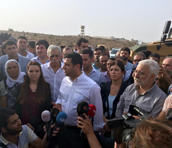 Cizre'ye giden Demirtaş ile bakanların önü Midyat'ta kesildi (3)