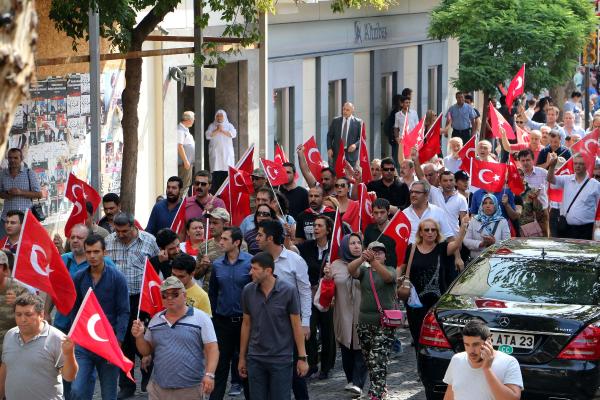 Türkiye Kamu-Sen'den "Terör'e tepki, Şehitlere saygı" yürüyüşü