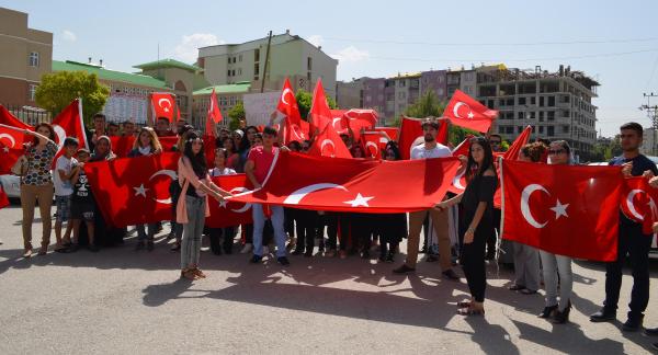 Van'da Türk bayraklarıyla PKK protestosu