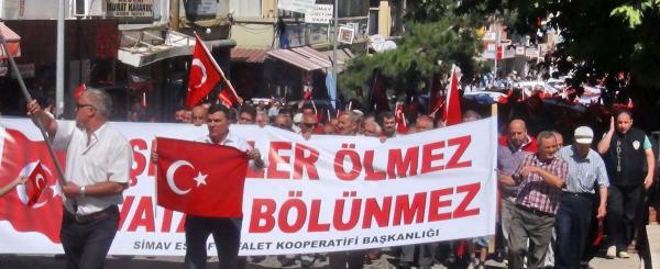 Bayrağını kapan Simavlılar meydana koştu