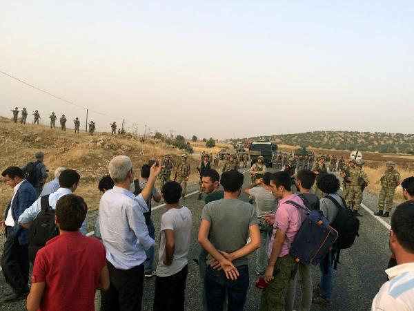 Cizre'ye giden Demirtaş ile bakanların önü Midyat'ta kesildi (4)