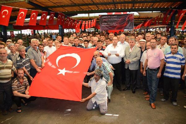 Akhisarlı pazarcılardan terör protestosu