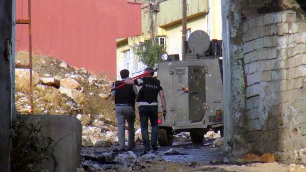 Silvan'da polis, hendekleri doldurdu