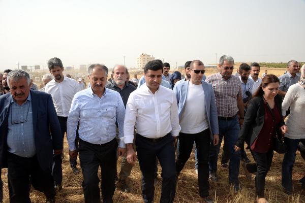 Cizre'ye giden Demirtaş ile bakanların önü Midyat'ta kesildi (5)