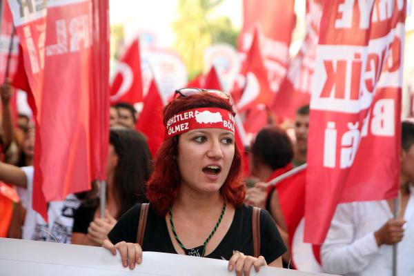 İzmir'de binler teröre karşı yürüdü