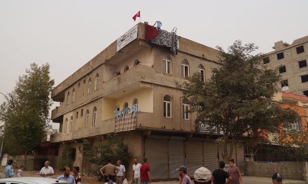 Nurdağı'nda taşlanan HDP binasına Türk Bayrağı asıldı