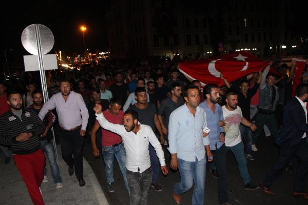 Bolu'da terör protestosunda dernek binası ile işyerine saldırı