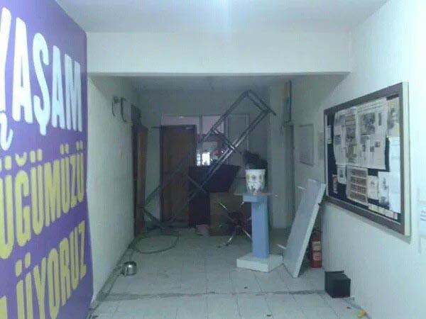 Terör protestosunda HDP binası taşlandı