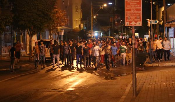 Terörü protesto etmek için toplanan grup taşkınlık yapınca polis müdahalesiyle dağıtıldı