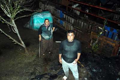 Bahçesine giren otomobilin sürücüsünü yanmaktan kurtardı