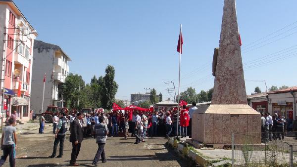 Emenistan sınırında şehitler için anma