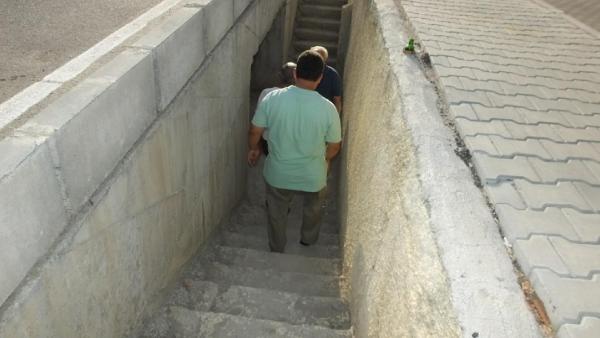 Turistik beldede şaka gibi alt geçit