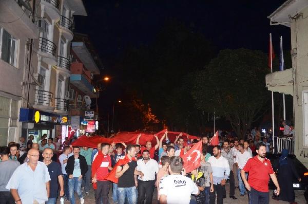 Sapanca şehitler için gece yarısı yürüdü