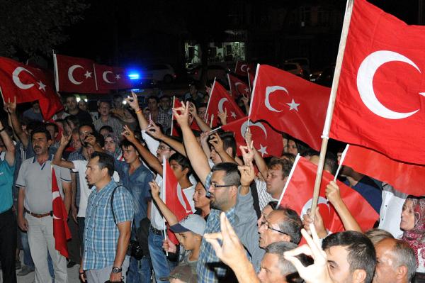 Lapseki'de teröre lanet ve şehitlere saygı yürüyüşü