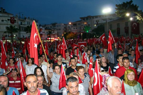 Menemenliler teröre karşı tek yürek oldu