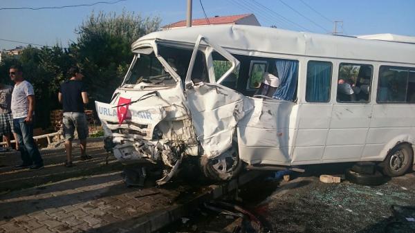 Otomobille yolcu minibüsü çarpıştı: 1 ölü, 17 yaralı