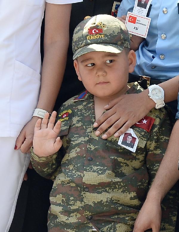 Şehit Taşan’ı oğlu asker, eşi polis kıyafetiyle uğurladı