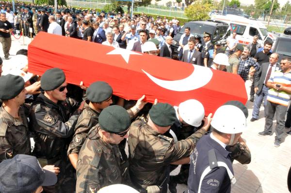 Şehit polisin babası: Ağlamayacağım, dimdik ayakta duracağız