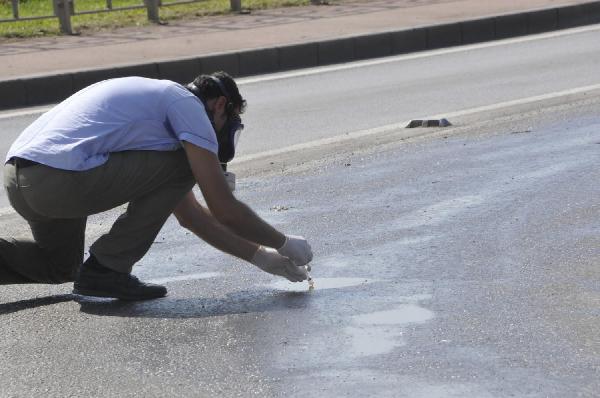 Tankerden yola kimyasal madde döküldü: 3 kişi hastanede tedavi altına alındı