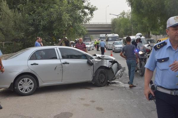 Ciple polis otomobiline çarptı; 2 polis yaralı