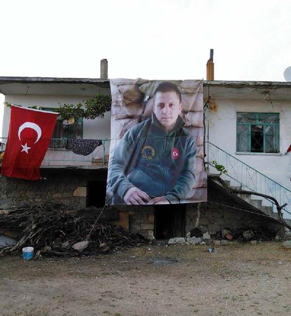 Şehidin evine yürekleri dağlayan fotoğraf