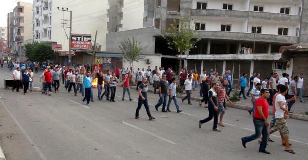 Sokağa çıkma yasağının sürdüğü Cizre'de protesto yürüyüşü