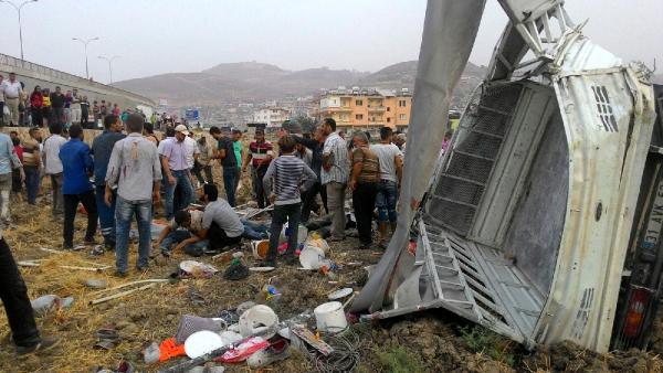 İşçi taşıyan kamyonet şarampole yuvarlandı; 4 ölü, 20 yaralı
