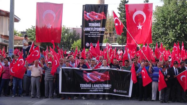 Uşak'ta 3 bin kişi yürüyüşle terör lanetlendi