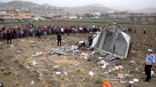 İşçi taşıyan kamyonet şarampole yuvarlandı; 4 ölü, 20 yaralı (2)