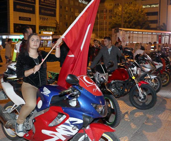 Motosikletli grup terörü lanetledi