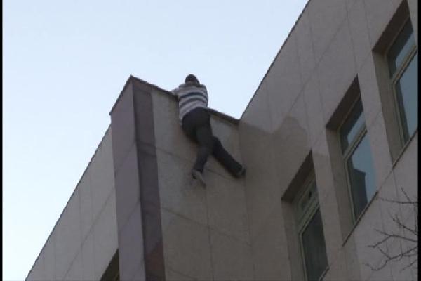 "Doktorlar bana bakmadı" dedi, hastanenin çatısına çıktı