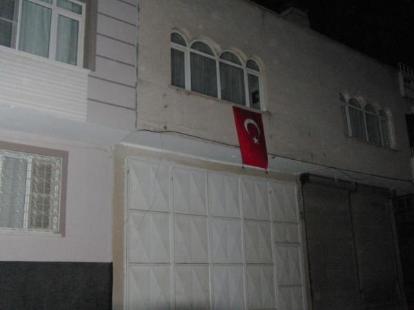 Kiraya verdiği dükkandaki HDP tabelalarını söküp Türk bayrağı astı