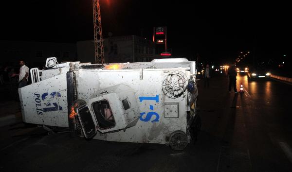 Zırhlı polis aracı takla attı: 3 polis yaralı