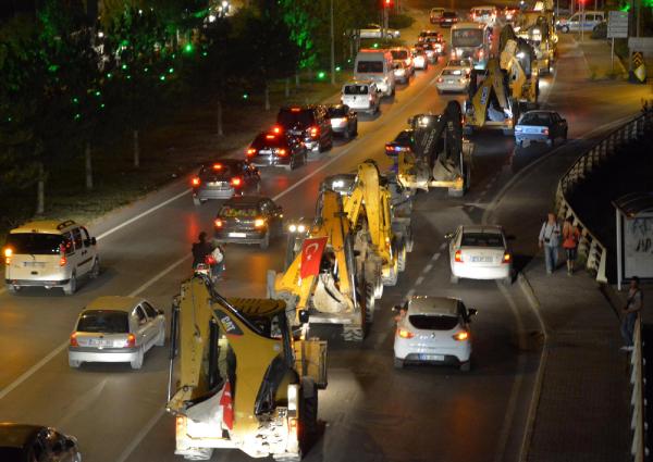 İş makinesi operatörlerinden teröre tepki konvoyu