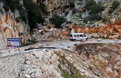 Sel suları yolu çökertti