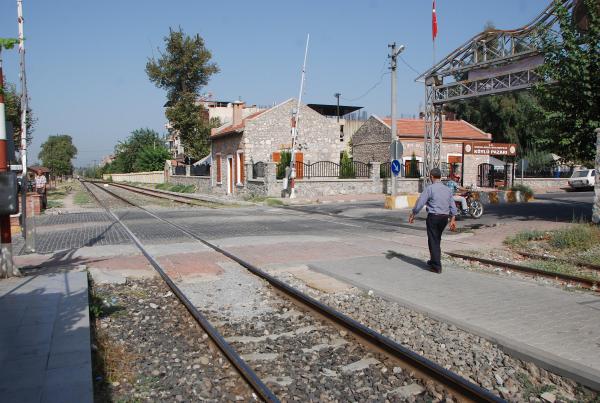 Lokomotifin altında kalan emekli öldü