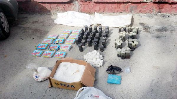 Diyarbakır'da durdurulan araçta cephanelik çıktı, 3 gözaltı (2)