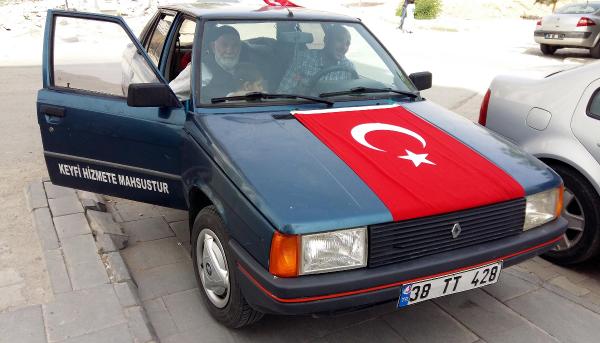 'Keyfi hizmete mahsustur' yazılı aracıyla terörü protesto etti