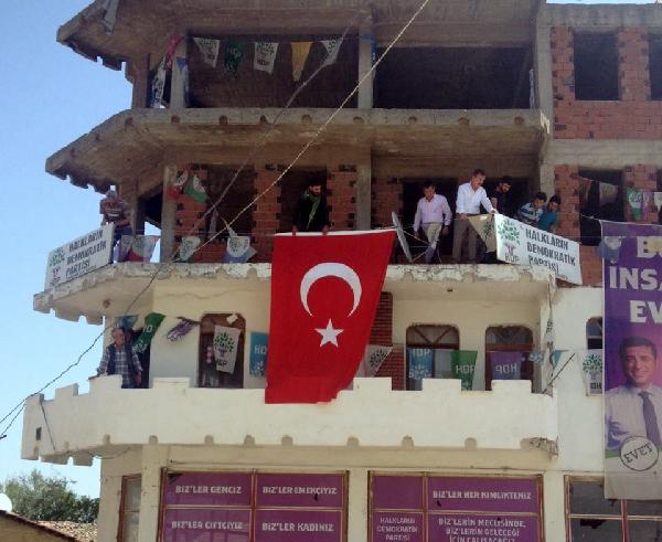 Yenişehir’de belediye başkanı HDP binasına Türk bayrağı astı