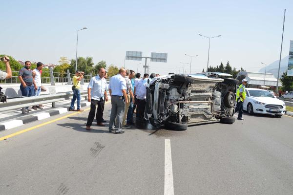 Manisa'da polis aracı takla attı: 2 yaralı