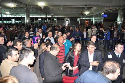 Onur Air yolcuları önce üzüldü sonra sevindi