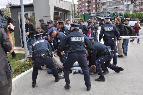 Kosova'da eylemciler resmi araçların lastiklerini patlattı