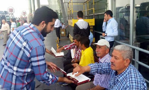 Kayseri'den Doğu'ya giden yolculara Ak Parti lokum dağıttı