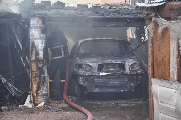 Eskişehir'de otomobil garajında yangın (2)